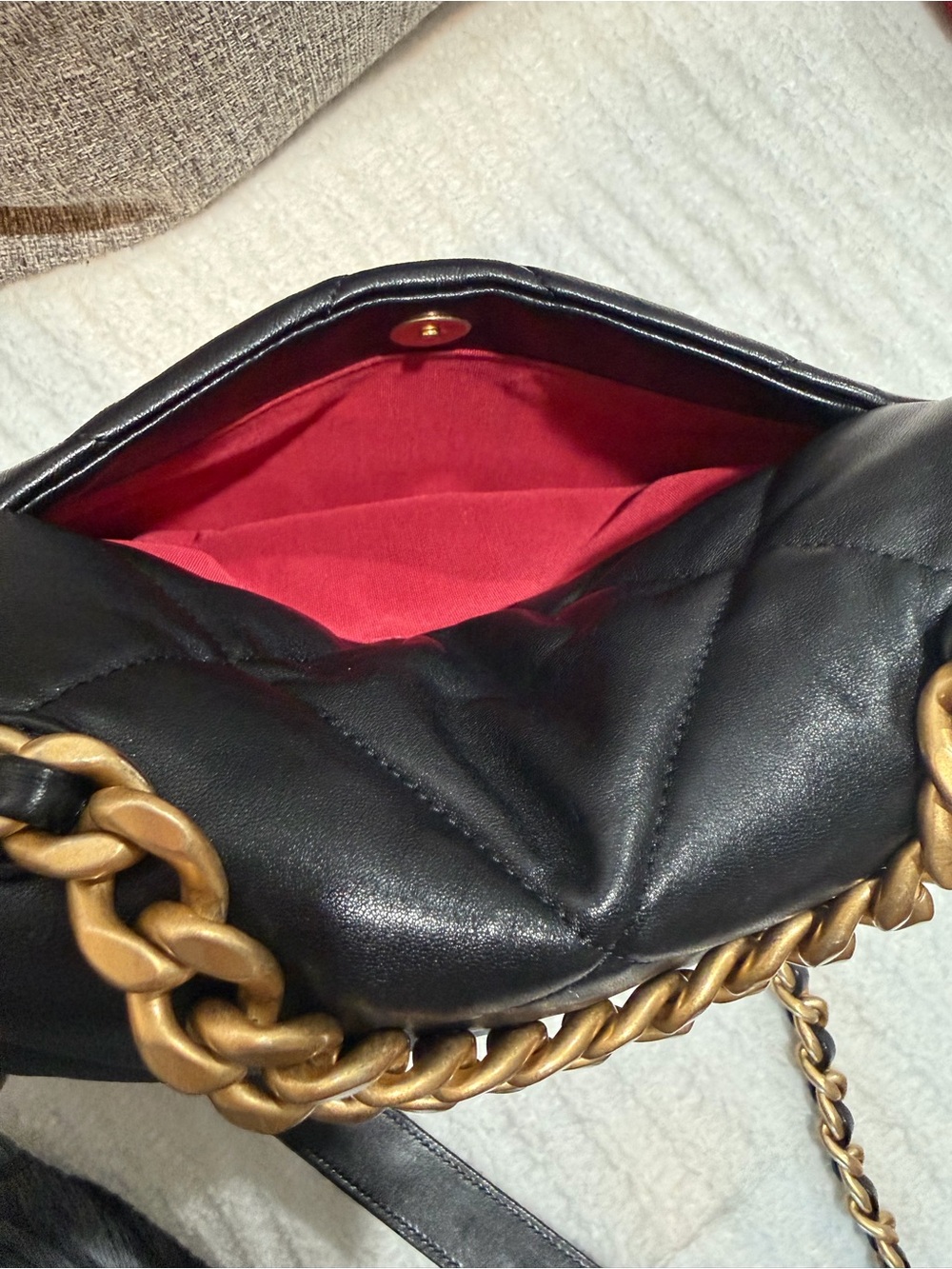 CHANEL Black Quilted Leather Shoulder Bag with Gold Hardware - Picture 13 of 16